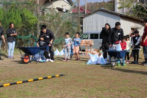 ３一輪車で土嚢運びゲーム